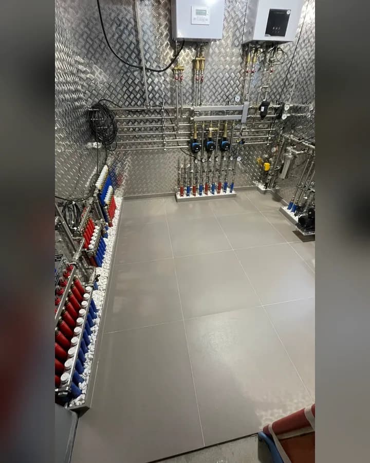 Настенное оборудование, насосные узлы и коллекторная разводка
