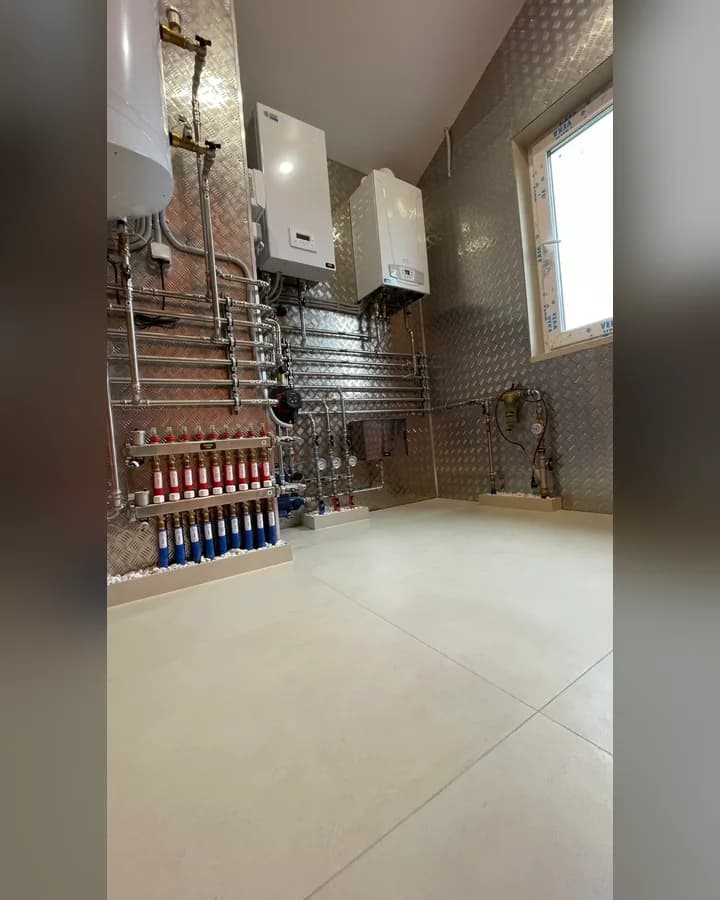 Настенное оборудование и коллекторы в углу котельной